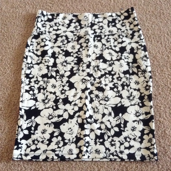 New Floral Bodycon Mini Skirt - Picture 1 of 2